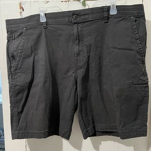 Men’s Weatherproof cargo shorts size 42.